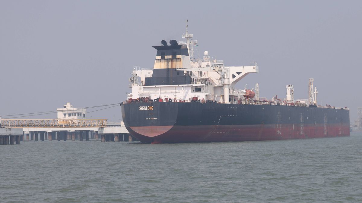 India's crude vessel reaches Mumbai port after transiting Strait of Hormuz
epa12813812 The Liberia-flagged tanker Shenlong, carrying crude oil from Saudi Arabia to India via the Strait of Hormuz, arrives at Mumbai Port in Mumbai, India, 12 March 2026. Iran has allowed Indian oil tankers to pass through the Strait of Hormuz following diplomatic talks between External Affairs Minister S. Jaishankar and his Iranian counterpart Abbas Araghchi.  EPA/DIVYAKANT SOLANKI 
Dostawca: PAP/EPA.
DIVYAKANT SOLANKI
port, Strait of Hormuz, oil vessel, crude oil, sea, conflict