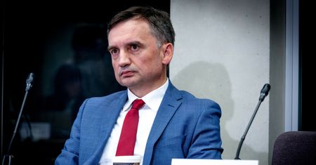 Sprawa cofnięcia Ziobrze pozwolenia na broń utknęła. Problem policji