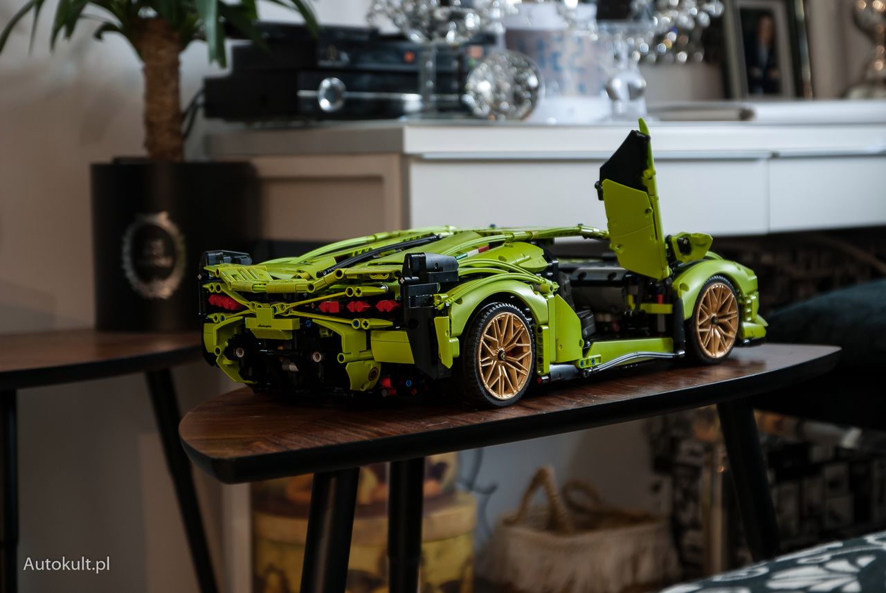 Lamborghini Sian z Lego zapewnia ok. 40 godzin zabawy. Później świetnie wygląda jako ozdoba pokoju