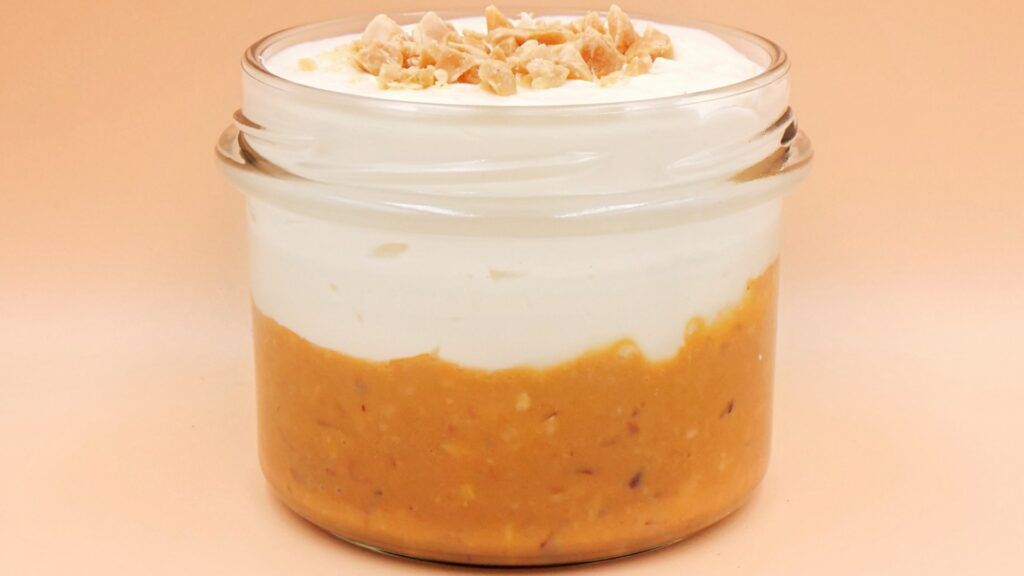 Serniczek na zimno z orzechowym spodem z płatków kukurydzianych przepis