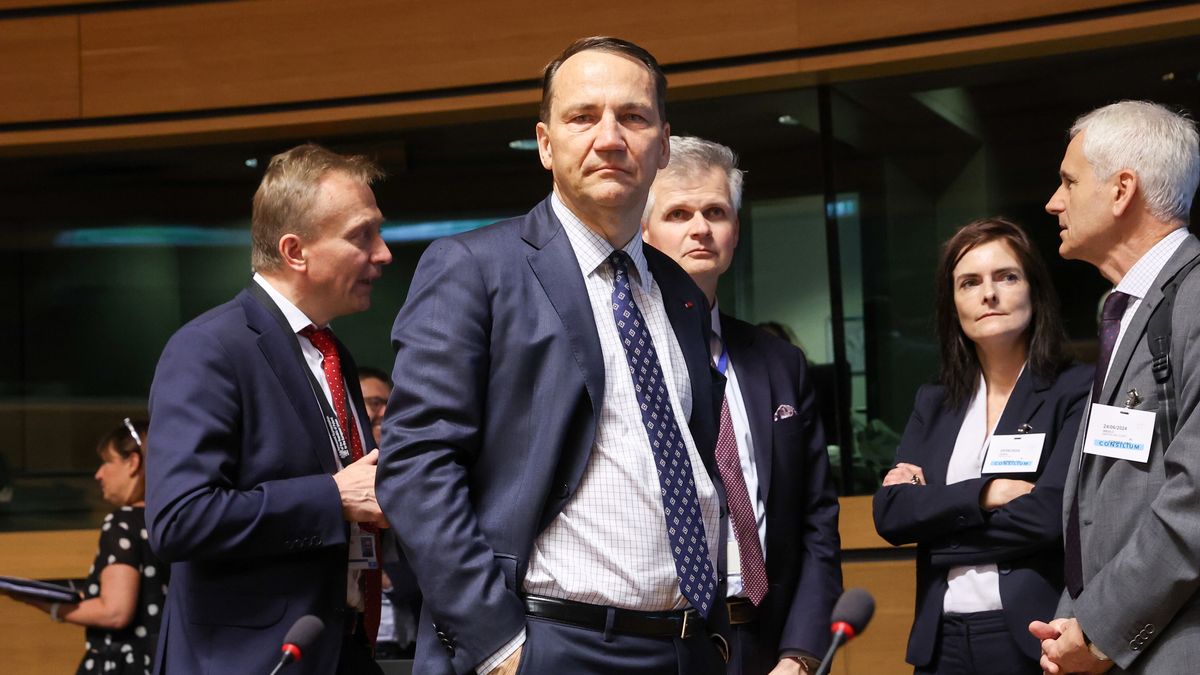 Polish Foreign Minister Radoslaw Sikorski (C) attends a European Foreign Affairs Council in Luxembourg, 24 June 2024. EU Foreign Affairs Ministers will discuss the Russian aggression against Ukraine and the 14th EU sanction package targeting trans-shipment of Russian LNG in European ports. EPA/OLIVIER HOSLET Dostawca: PAP/EPA.