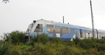 Leżał z rowerem na torach. Przejechał po nim szynobus. Jego stan jest ciężki