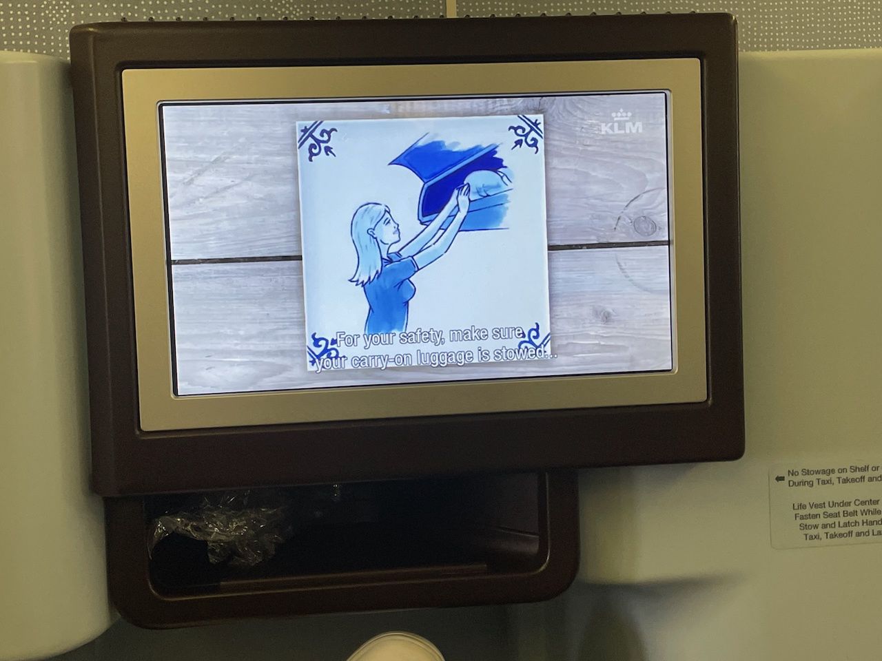 Nawet w instrukcji bezpieczeństwa, tzw. safety demo, znajdziemy elementy nawiązujące do holenderskiej kultury i sztuki