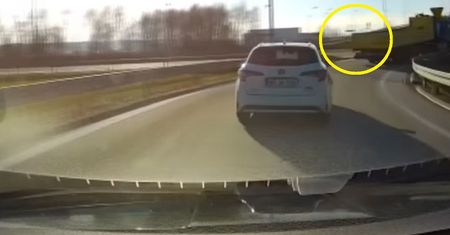 Ciężarówka zgubiła ładunek. Kierowca "oszukał przeznaczenie" na A4