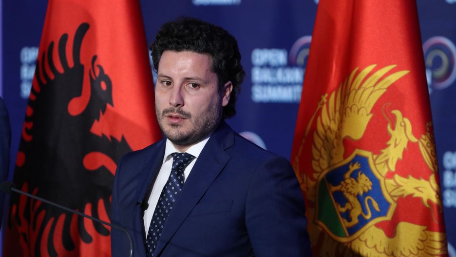 Opozycja obecnego rządu w Czarnogórze żąda parlamentarnego wotum nieufności przez niezrozumiałe działania premiera Dritana Abazovicia. 