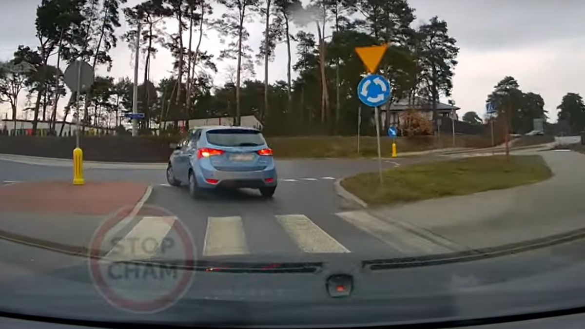 Kobieta jechała na rondzie w lewo