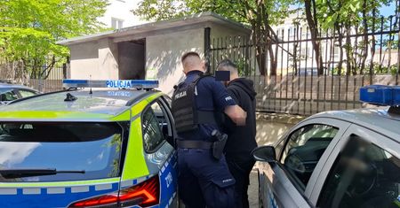 Kradli pieniądze z bankomatów. Zostali zatrzymani