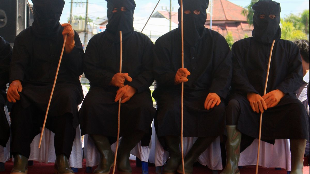 Osoby wykonujące karę chłosty. Zdjęcie poglądowe z Indonezji