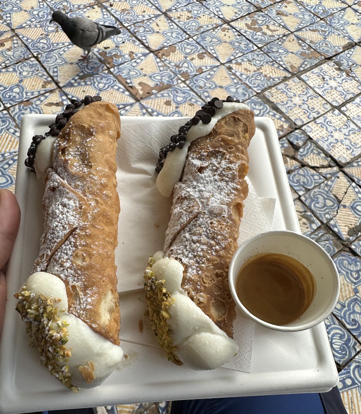Cannolo i kawa w I Segreti del Chiostro (Palermo)