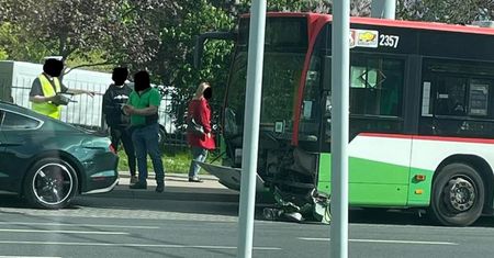 Zderzenie autobusu komunikacji miejskiej z mustangiem. Kierowca forda nagle zmienił pas, w jego tył uderzył autobus