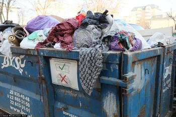 Zmiany w wyrzucaniu tekstyliów. Nowe kontenery i worki w wielu gminach