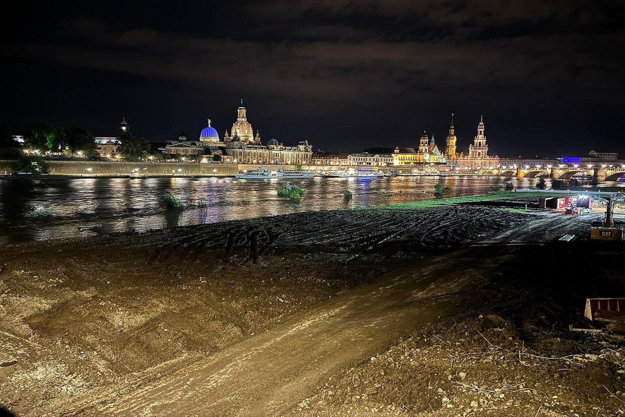 Die Feuerwehr in Dresden arbeitete daran, das Gelände nach der Brücke aufzuräumen.