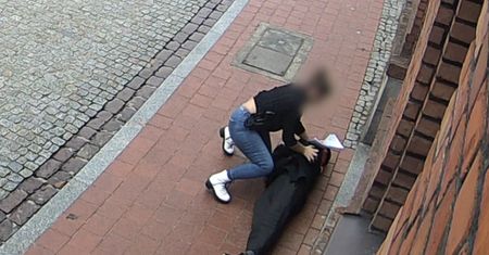 Dramat przed komisariatem. Policjantka nawet się nie zastanawiała