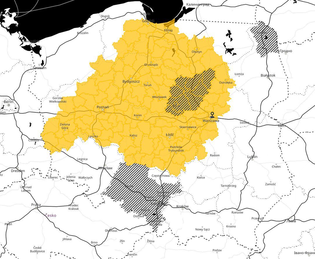 Alert IMGW. W 10 województwach gęsta mgła, a na Podkarpaciu oblodzone drogi