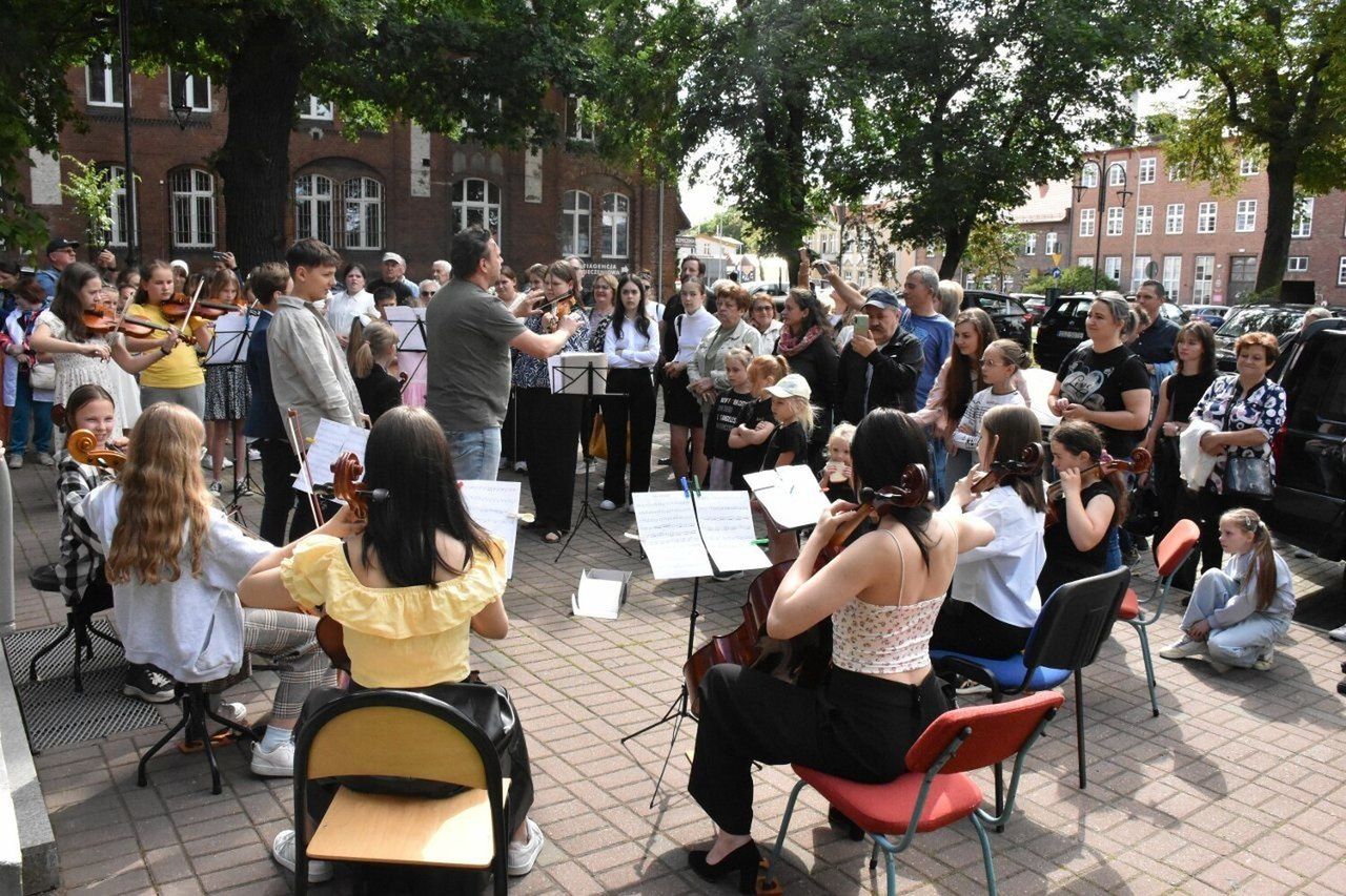 Szkoła muzyczna w Malborku znów organizuje koncert przed budynkiem. Uczniowie i nauczyciele liczą na obecność mieszkańców