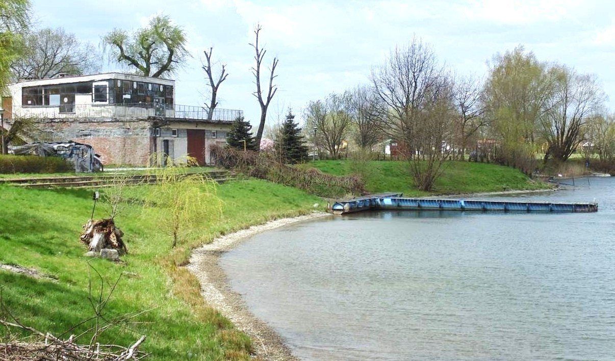 Pozostałości po stalowej konstrukcji, wydzielającej miejsce do bezpiecznej kąpieli. 