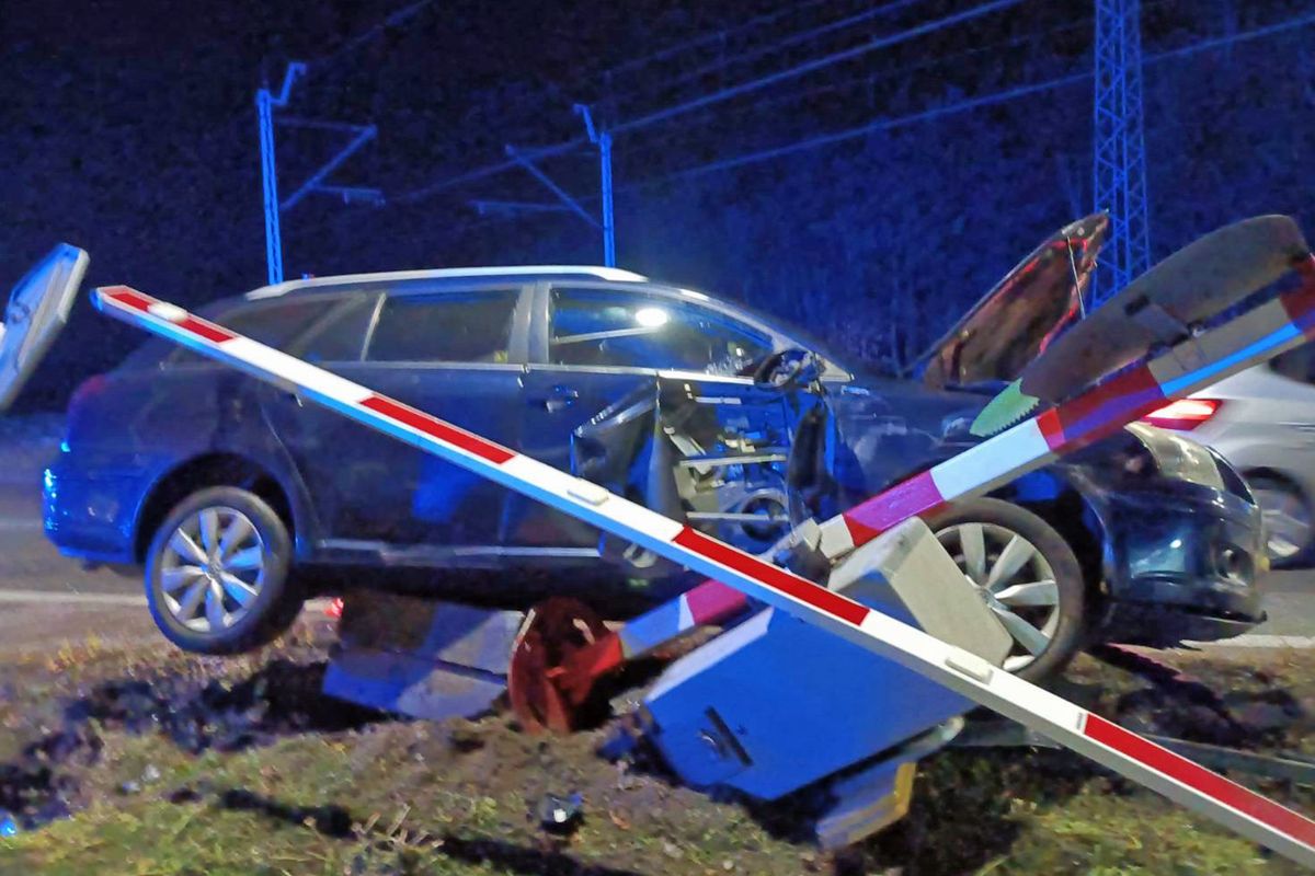 Pijany kierowca o krok od tragedii. Zniszczył rogatki kolejowe