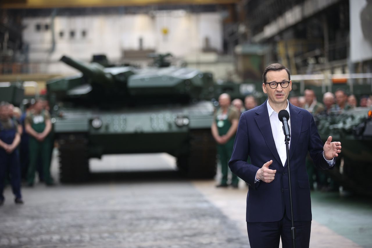 Premier Morawiecki w zakładach Bumar w Gliwicach. Najpierw mówił o Tusku. 