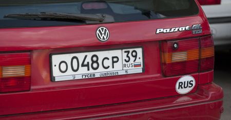Rosyjska tablica ma zniknąć albo konfiskata. Łotwa szykuje swój bicz