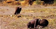 Fotoreporter, sęp i głodujące dziecko. Historia ze śmiercią w tle