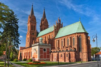 Włocławek: tłum na zwiedzaniu katedry. Spacer z przewodnikiem