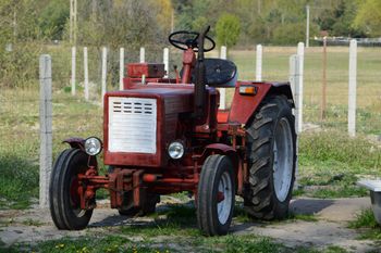 Stare Juchy: Pijany 39- latek swoim autem "pilotował" dwa ciągniki rolnicze, którymi jechali nieletni