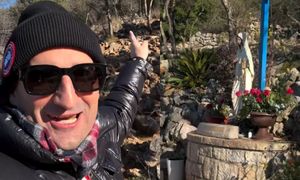 Michał Koterski dzieli się wspomnieniem z Medziugorie. "Siedziałem w krzakach i piłem sok z aronii. (...) jak mnie przycisnął, to myślałem, że mi du*ę rozerwie"