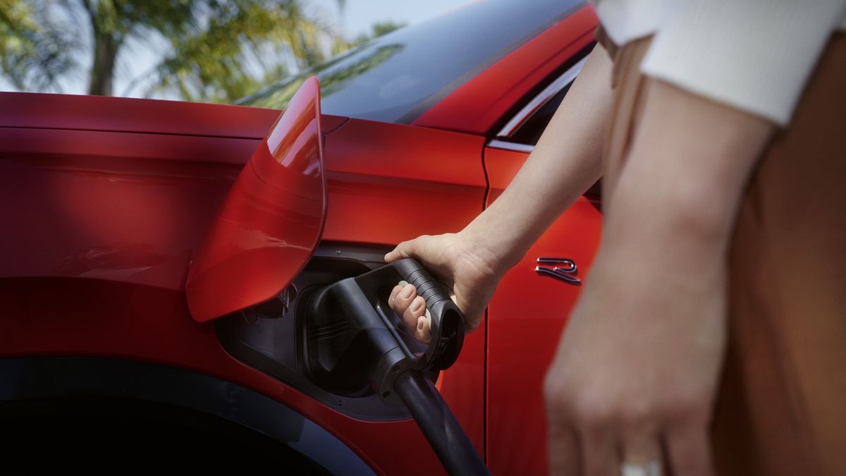 Teraz hybrydy plug-in mogą korzystać z szybkiego ładowania, tak jak elektryki