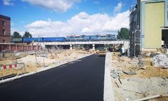 Wrocław. Asfalt na ul. Długiej. Wkrótce pojawią się tam samochody