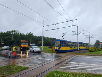 Toruń: Zderzenie tramwaju z samochodem. Były utrudnienia w ruchu i kursowaniu komunikacji miejskiej