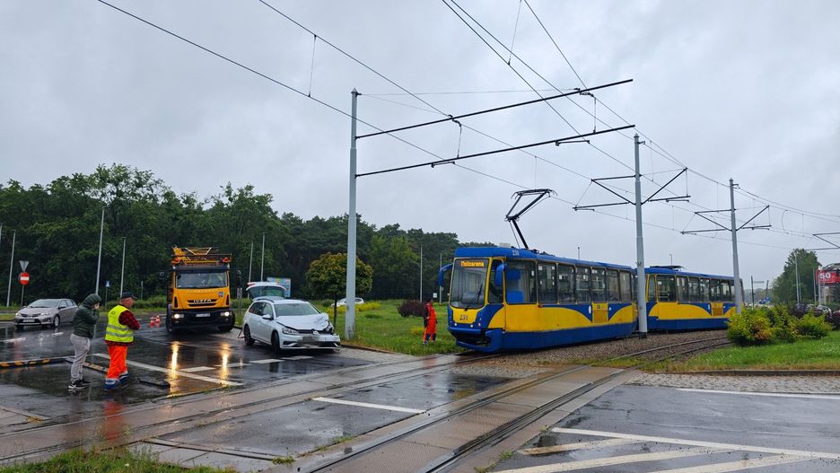 Na pl. Hoffmanna w Toruniu samochód osobowy zderzył się z tramwajem
