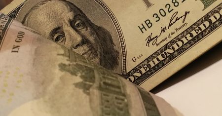 Kursy walut. Dolar pozostaje silny; w dłuższym terminie złoty się umocni