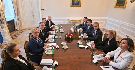Niewiele ponad godzinę. Tusk już wyszedł z Pałacu