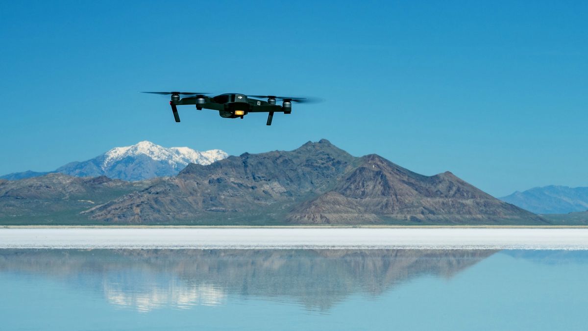 Dron, który składa ramiona, by zmieścić się w szczelinach 1