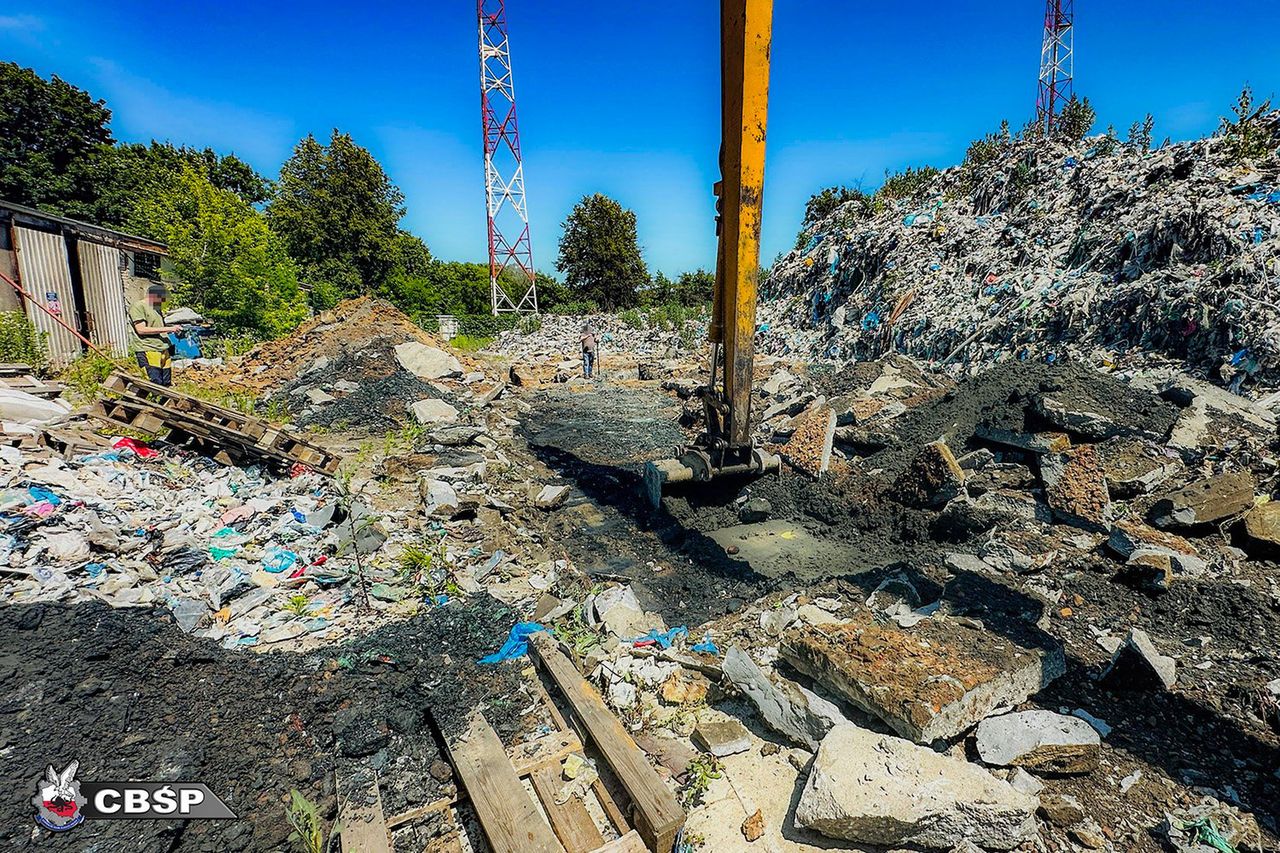 Uderzenie w "mafię śmieciową". CBŚP zatrzymało siedem osób, w tym urzędnika