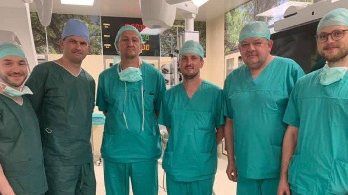 Dr Grzegorz Religa i dr Michał Zembala wspólnie przeprowadzili udany zabieg przezcewnikowej wymiany zastawki aortalnej.