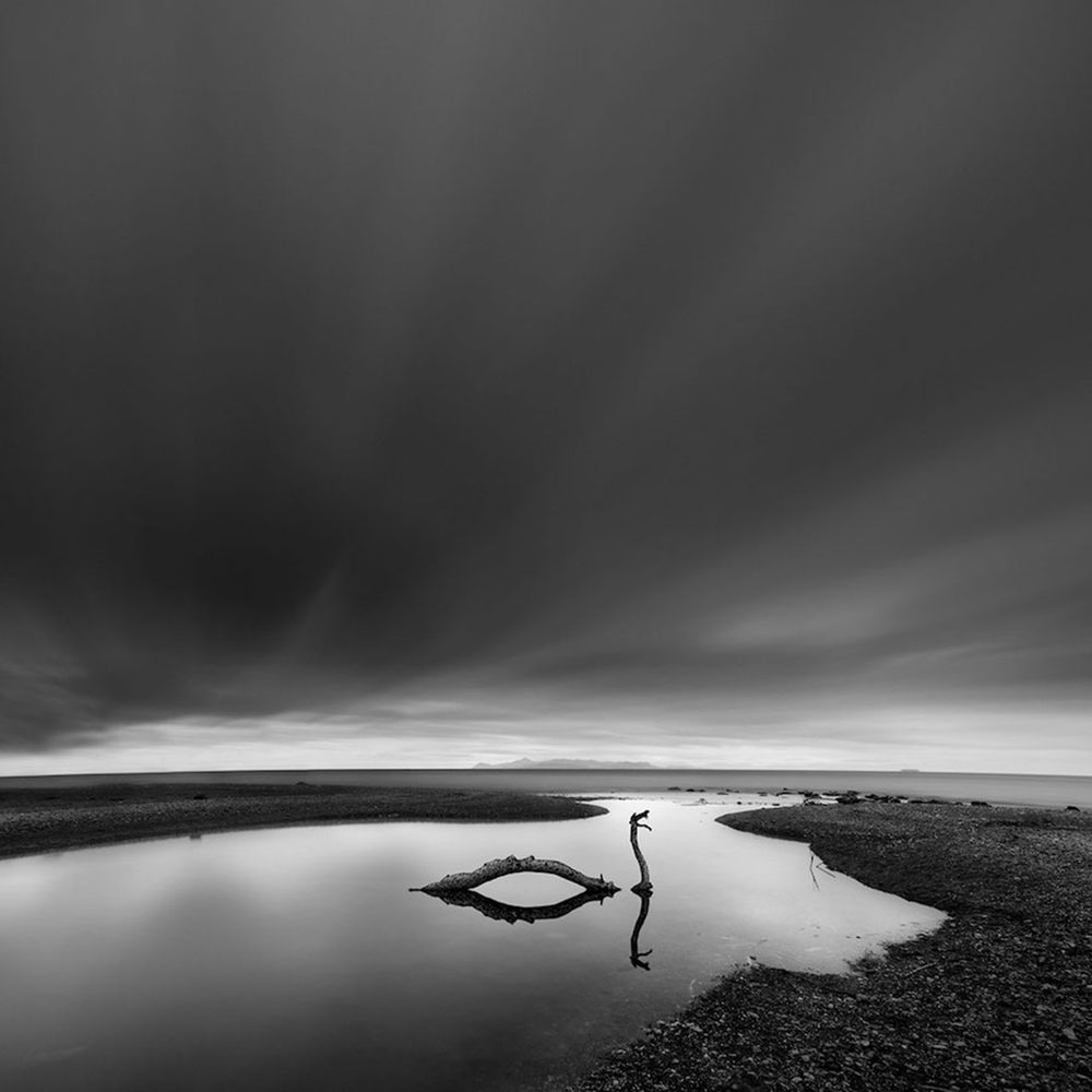 Dodatkiem do samotniczych krajobrazów i klimatycznych środowisk jest ładunek emocjonalny oraz wizja artystyczna twórcy. Stanowi to podstawę jego podejścia do sztuki fotograficznej, która znajduje ujście w czarno białych, przeważnie kwadratowych, minimalistycznych kadrach.