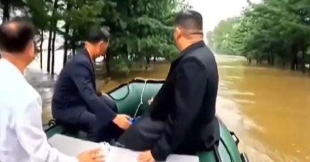 "I to jest poświęcenie". Z wrażenia Kim Dzong Un poprawił grzywkę