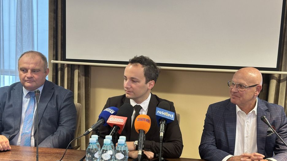 O nowym laboratorium na radomskiej uczelni mówili; od lewej profesor Przemysław Motyl, wicewojewoda mazowiecki Patryk Fajdek i profesor Sławomir Bukowski, rektor Uniwersytetu Radomskiego.