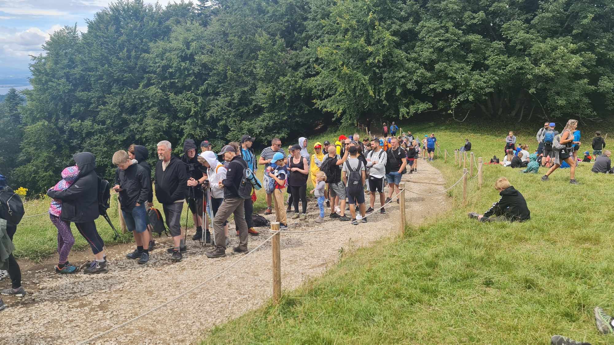 Tłumy przed wejściem na Trzy Korony