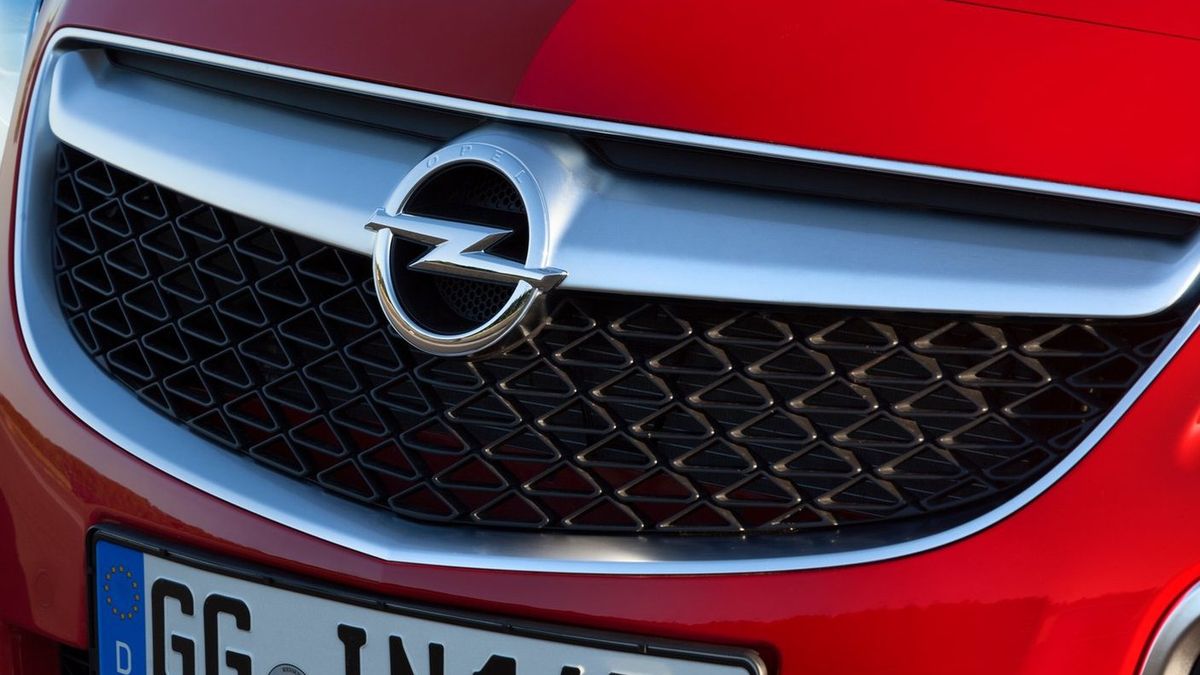 Żaluzje na chłodnicę stosowano dawniej i stosuje się je do dziś, tylko w innej formie. Przyglądając się grillom niektóch modelu (jak na zdjęciu), można zauważyć, że większa ich powierzchnia jest przysłonięta na stałe.