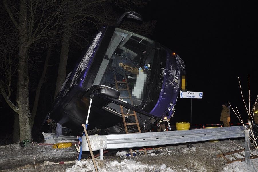 Autobus uderzył w bariery Wisznice