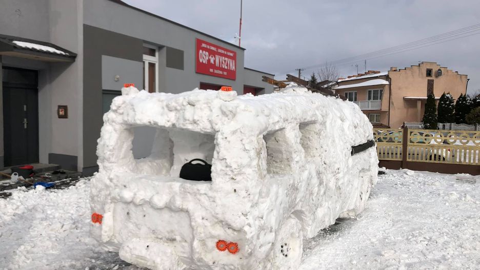 Wielkopolskie. Wyszna z nowym wozem strażackim. Ulepiono go ze śniegu
