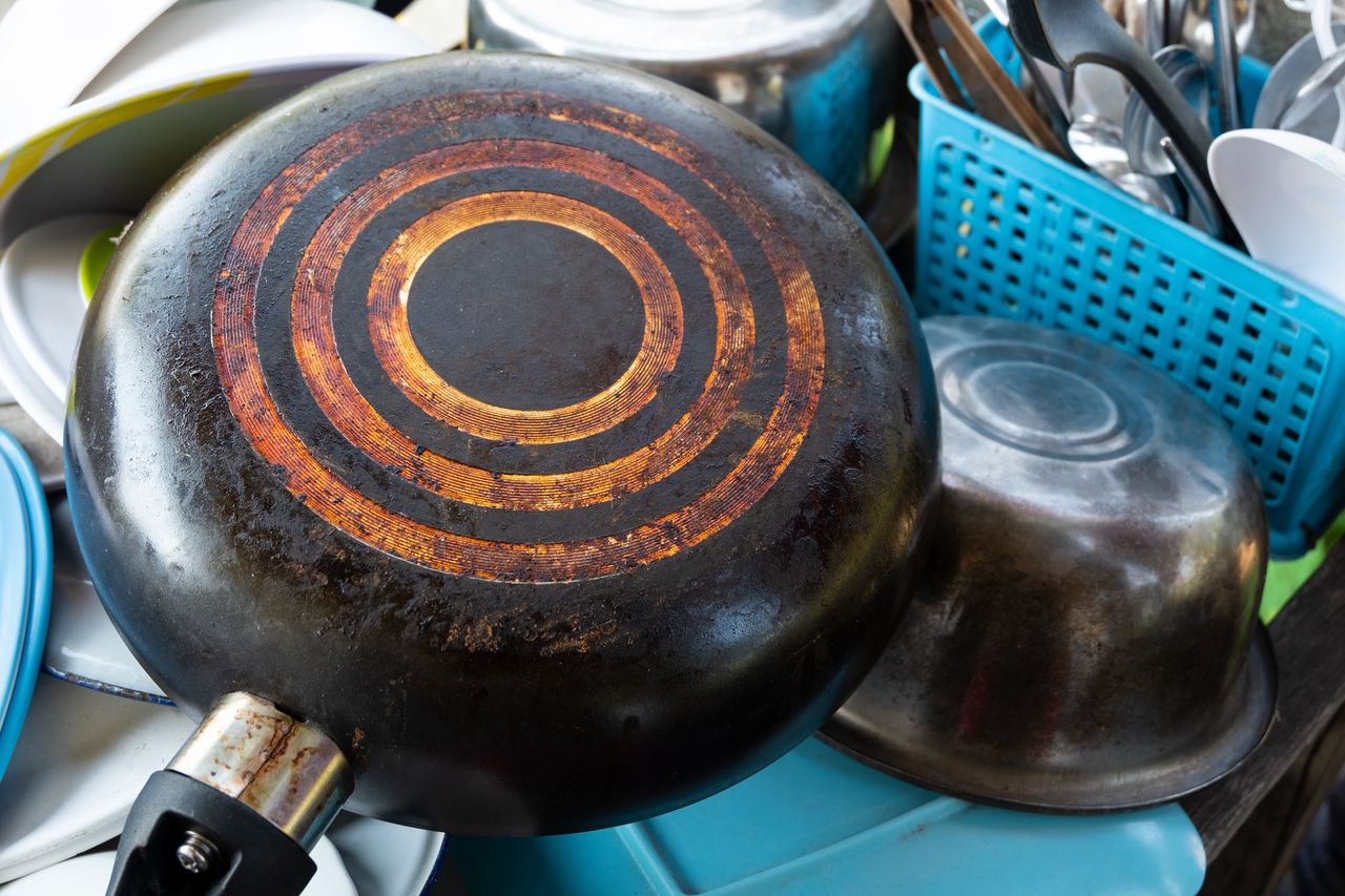 How to quickly clean the bottom of a frying pan?