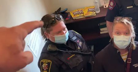 Policjanci przyszli do kościoła, bo łamano obostrzenia. Polski pastor ich wyrzucił