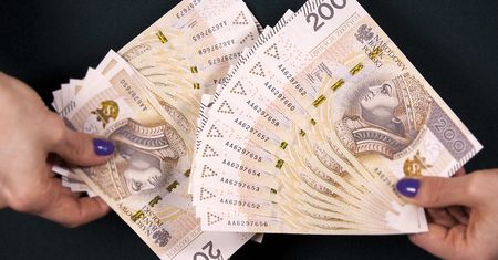 Replikami banknotów płacili za zakupy w sklepie. Przy trzeciej próbie ekspedientka nabrała podejrzeń