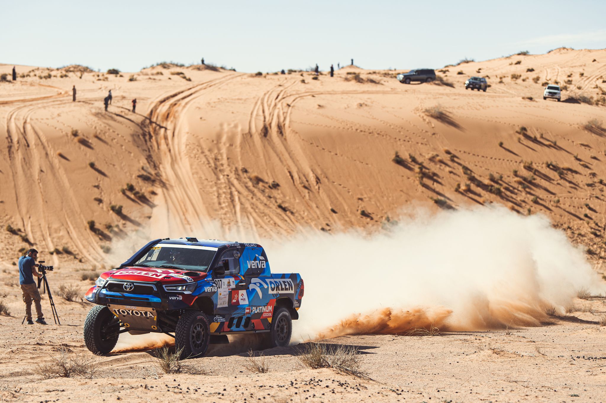 Kuba Przygoński podczas testów Toyoty Hilux przed rajdem Dakar.