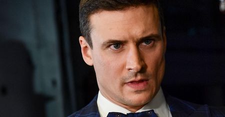 Odczytał polityczny wiersz. Dziękuje w nim "za robienie beki z wyborów"