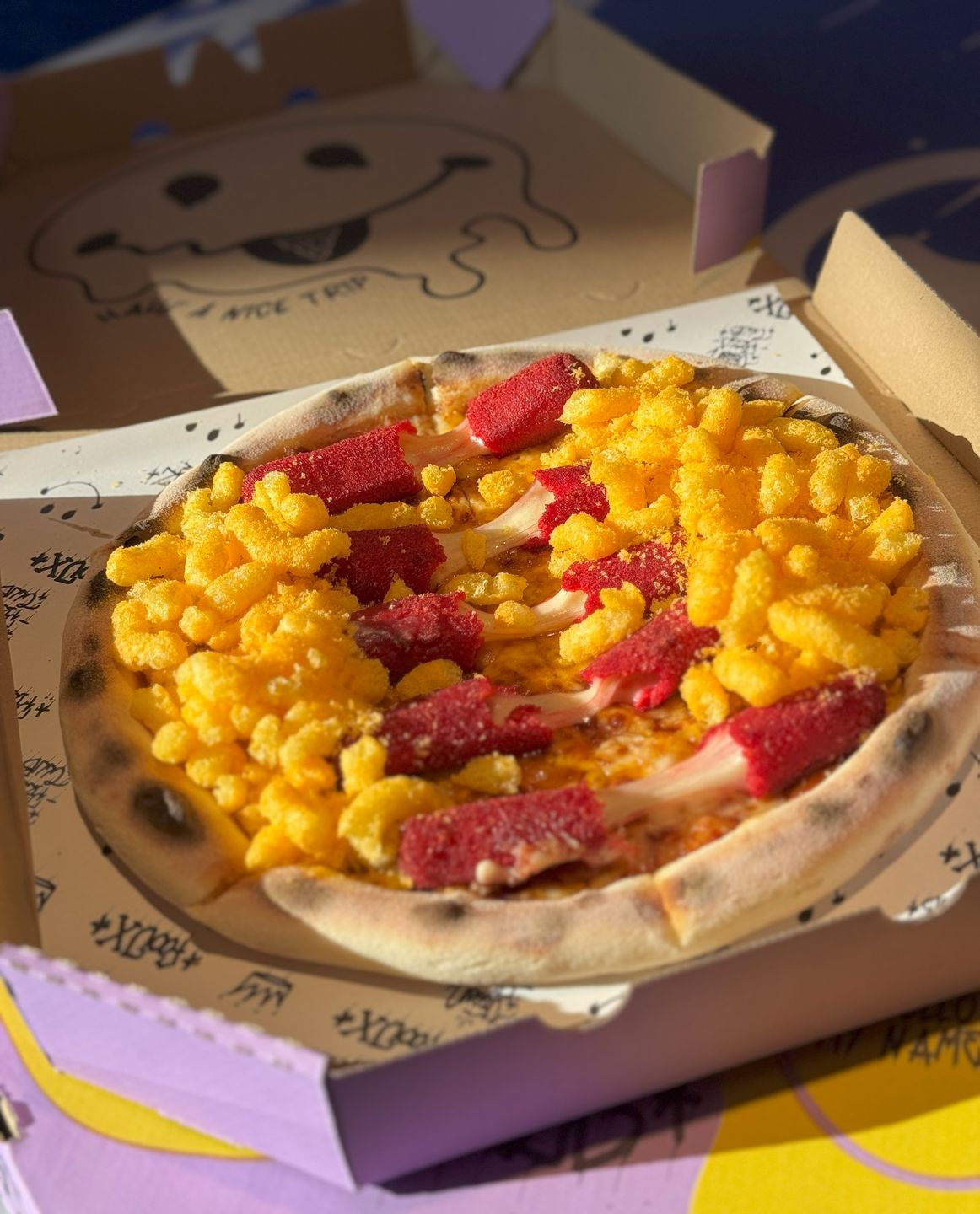 Pizza Boyz i jeden z ich klasyków z chrupkami Cheetos