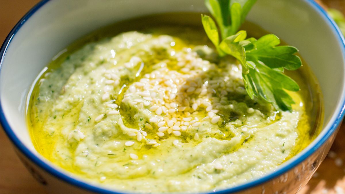 Pasta z cukinii i serka jest łatwiejsza i tańsza od hummusu 